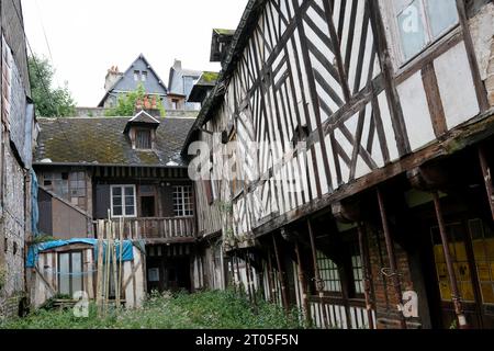 Maison ancienne du 14e siècle à la rue haute à Honfleur, France, France, Normandie, 2023 présenté dans les apparitions de Henri Adam en 1908 Banque D'Images