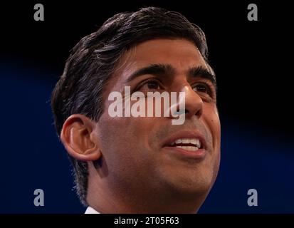 Manchester, Royaume-Uni. 04 octobre 2023. Rishi Sunak Premier ministre britannique prononce le discours final de la conférence du parti conservateur 2023. Penny Mordaunt et Johnny Mercer avaient tous deux prononcé des discours plus tôt. Le PM a marché de l'hôtel Midland au centre de conférence de Manchester où il a prononcé le discours introduit par sa femme Akshata Murthy. Manchester UK. Crédit : GaryRobertsphotography/Alamy Live News Banque D'Images