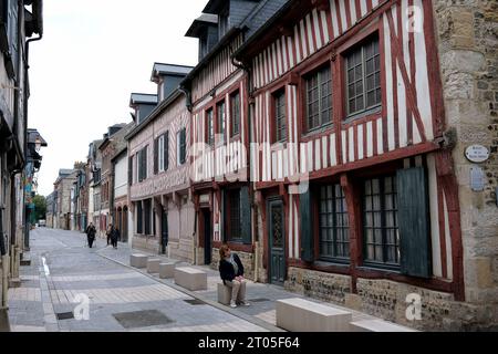 La rue haute à Honfleur, France, Français, Normandie, 2023 Banque D'Images
