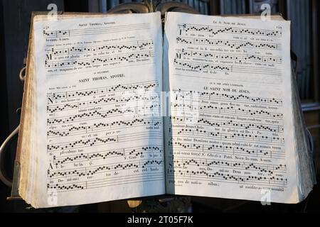 Partition pour ht e hymne Saint Thomas, Apotre à l'intérieur de l'église Sainte-Catherine Honfleur Calvados, France, Français, Normandie, 2023 Banque D'Images