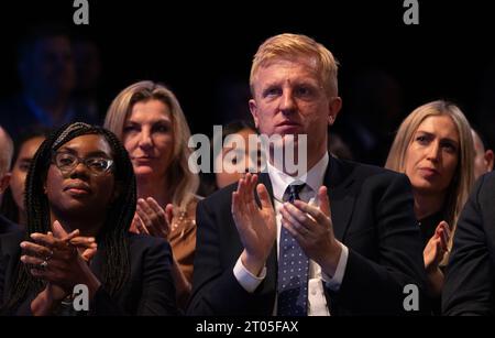 Manchester, Royaume-Uni. 04 octobre 2023. Le vice-premier ministre du Royaume-Uni Oliver Dowden applaudit le Premier ministre Rishi Sunak lorsqu'il prononce le discours final de la conférence du parti conservateur 2023. Penny Mordaunt et Johnny Mercer avaient tous deux prononcé des discours plus tôt. Le PM a marché de l'hôtel Midland au centre de conférence de Manchester où il a prononcé le discours introduit par sa femme Akshata Murthy. Manchester UK. Crédit : GaryRobertsphotography/Alamy Live News Banque D'Images