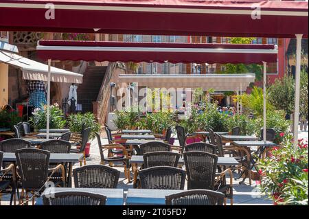 Restaurant terrasse place de l Hôtel de ville, Molsheim, Alsace, France, Europe Banque D'Images