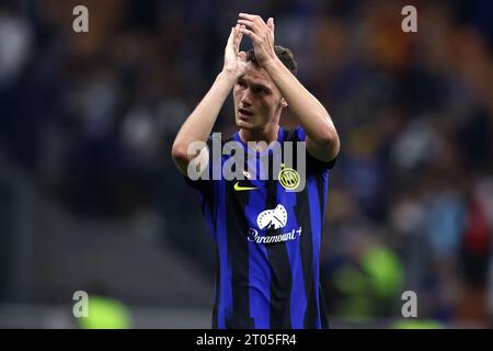 Milan, Italie. 03 octobre 2023. Benjamin Pavard du FC Internazionale célèbre à la fin du match de l'UEFA Champions League entre FC Internazionale et SL Benfica au Stadio Giuseppe Meazza le 3 octobre 2023 à Milan, Italie . Crédit : Marco Canoniero/Alamy Live News Banque D'Images