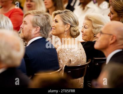 LA HAYE - le roi Willem-Alexander, la reine Maxima et la princesse Beatrix lors de la présentation des Appeltjes van Oranje, les prix annuels du Fonds Oranje. Le prix est décerné à des initiatives sociales distinctives. ANP KOEN VAN WEEL netherlands Out - belgique Out Banque D'Images