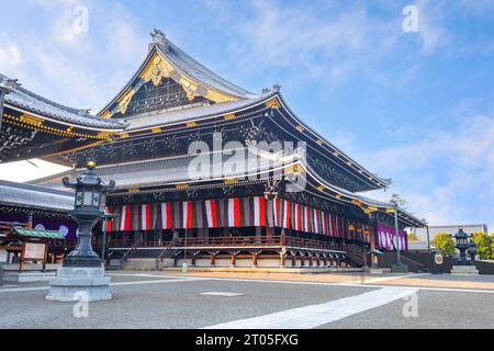 Kyoto, Japon - Mars 30 2023 : Temple Higashi Honganji situé au centre de Kyoto, l'une des deux sous-sectes dominantes du bouddhisme Shin au Japon et abr Banque D'Images