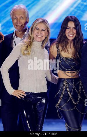 Norbert Schramm, Denise Biermann und Vanessa Mai BEI der Pressekonferenz mit Fototermin zur neuen Holiday on Ice Show No Limits im Tempodrom. Berlin, 04.10.2023 *** Norbert Schramm, Denise Biermann et Vanessa Mai à la conférence de presse avec séance photo pour le nouveau spectacle Holiday on Ice No Limits au Tempodrom Berlin, 04 10 2023 Foto:XS.xGabschx/xFuturexImagex ICE 3034 crédit : Imago/Alamy Live News Banque D'Images