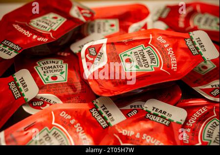 Paquets individuels de ketchup Kraft Heinz à New York le mardi 26 septembre 2023. (© Richard B. Levine) Banque D'Images