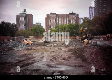 Démolition et excavation d’un bâtiment commercial à Chelsea à New York le jeudi 28 septembre 2023. Le bâtiment, propriété de la coopérative Mutual Redevelopment Housing, avait atteint la fin de sa durée de vie et est tombé en panne, actuellement remplacé par des logements. (© Richard B. Levine) Banque D'Images