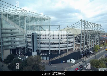 Newcastle, Royaume-Uni. 04 octobre 2023. Vue générale à l'extérieur du stade Gallowgate se tient devant le Newcastle United FC contre Paris Saint-Germain FC, UEFA Champions League Round 1 Match à St.James' Park, Newcastle, Royaume-Uni, le 4 octobre 2023 Credit : Every second Media/Alamy Live News Banque D'Images