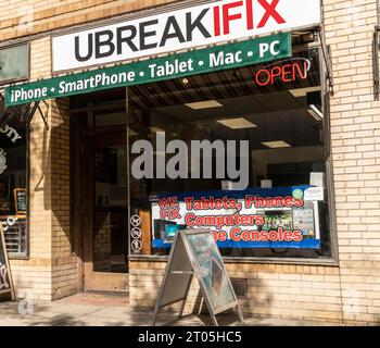 Une franchise de ubreakifix à Chelsea à New York le mercredi 27 septembre 2023. Le service de réparation électronique est la propriété de la compagnie d'assurance Asurion. (© Richard B. Levine) Banque D'Images