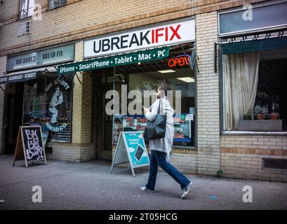 Une franchise de ubreakifix à Chelsea à New York le jeudi 28 septembre 2023. Le service de réparation électronique est la propriété de la compagnie d'assurance Asurion. (© Richard B. Levine) Banque D'Images