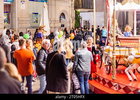 Petits et grand sont dégoûtés et défilent pour Halloween. Banque D'Images