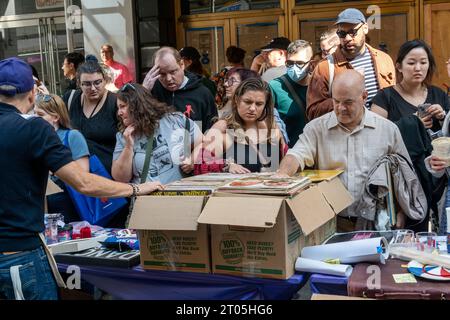 Des milliers de fans de Broadway affluent au Broadway Flea Market & Grand Auction à New York pour verser et acheter des souvenirs de playbils vintage aux accessoires uniques des spectacles de Broadway à New York le dimanche 1 octobre 2023. Plus de 50 tables de spectacles de Broadway et d'institutions et d'entreprises liées au théâtre occupent les rues autour de Shubert Alley offrant leurs marchandises et autographes liés à Broadway. La foire est une collecte de fonds pour l'organisme caritatif Broadway Cares/Equity Fights AIDS. (© Richard B. Levine) Banque D'Images