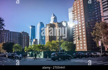 Emplacement d’un immeuble commercial vacant démoli couvert d’un abri de trottoir, abritant autrefois un McDonald’s, un supermarché, un centre de tennis et quelques petits commerces, à Chelsea à New York le dimanche 1 octobre 2023. Le bâtiment, propriété de la coopérative Mutual Redevelopment Housing, a atteint la fin de sa durée de vie et est en train de tomber, pour être remplacé par des logements. (© Richard B. Levine) Banque D'Images