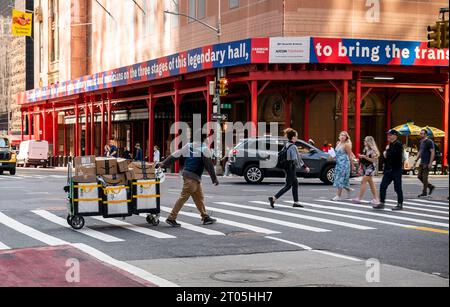 Amazon livrera des livraisons à l'intersection animée de Midtown Manhattan entre West 57th Street et Seventh Avenue à New York le dimanche 1 octobre 2023. (© Richard B. Levine) Banque D'Images