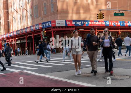 Midtown Manhattan intersection de West 57th Street et Seventh Avenue à New York le dimanche 1 octobre 2023. (© Richard B. Levine) Banque D'Images