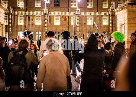 Petits et grand sont dégoûtés et défilent pour Halloween. Banque D'Images