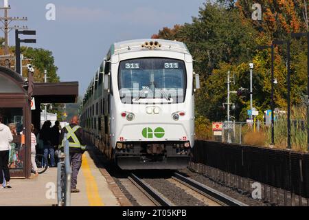 Le train GO Transit s'arrête dans une gare Banque D'Images