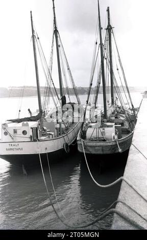 Années 1950, historique, deux bateaux de pêche, amarrés dans un port à Barnstaple, Devon, l'un nommé Traly, Barnstaple, l'autre Carland Stone. Banque D'Images