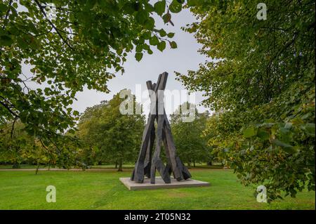 Serpentine South, Londres, Royaume-Uni. 4 octobre 2023. Serpentine Gallery présente sa première exposition personnelle de Georg Baselitz (né en 1938, Saxe) du 5 octobre 2023 au 7 janvier 2024. Il comprend une sculpture monumentale de neuf mètres de haut Zero Dom (Zero Dome) dans les parcs royaux, présentée pour la première fois au Royaume-Uni. Crédit : Malcolm Park/Alamy Live News Banque D'Images