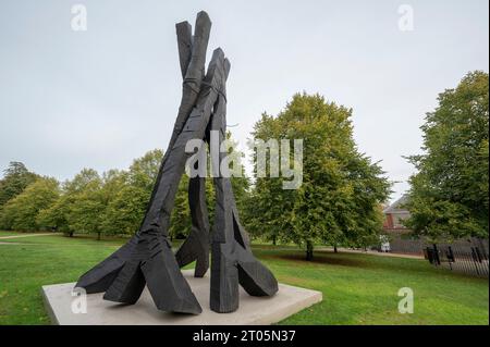 Serpentine South, Londres, Royaume-Uni. 4 octobre 2023. Serpentine Gallery présente sa première exposition personnelle de Georg Baselitz (né en 1938, Saxe) du 5 octobre 2023 au 7 janvier 2024. Il comprend une sculpture monumentale de neuf mètres de haut Zero Dom (Zero Dome) dans les parcs royaux, présentée pour la première fois au Royaume-Uni. Crédit : Malcolm Park/Alamy Live News Banque D'Images