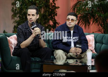 MIAMI BEACH, FL-OCT 4 : Edgar Barrera et Keityn sont vus lors du Superstar Songwriter Panel pendant la Billboard Latin Music week le 4 octobre 2023 à Miami, en Floride. (Photo Alberto E. Tamargo/Sipa USA) Banque D'Images