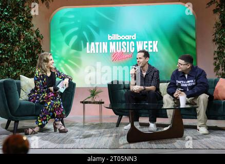 MIAMI BEACH, FL-OCT 4 : Leila Cobo Edgar Barrera et Keityn sont vus lors du Superstar Songwriter Panel lors de la Billboard Latin Music week le 4 octobre 2023 à Miami, en Floride. (Photo Alberto E. Tamargo/Sipa USA) Banque D'Images