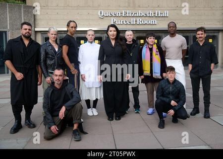 REMARQUE : UNIQUEMENT POUR UN USAGE ÉDITORIAL. LES PHOTOS NE DOIVENT ÊTRE UTILISÉES QUE DANS LE CADRE DE CET ÉVÉNEMENT ET DE CETTE HISTOIRE. Londres, Royaume-Uni . 4 octobre 2023 . Despina Zacharopoulou, Paul Setúbal, Yannis Pappas, Paula Garcia, Carla Adra, miles Greenberg, Aleksandar Timotic, Cassils, Sandra Johnston photographiés lors de la prise de contrôle du Marina Abramović Institute (MAI) au Queen Elizabeth Hall, Southbank. Crédit : Alan D West/Alamy Live News Banque D'Images