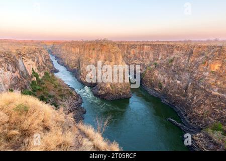 Vue de la magnifique gorge de Batoka sur le fleuve Zambèze et un ciel bleu clair en arrière-plan, Zimbabwe Banque D'Images