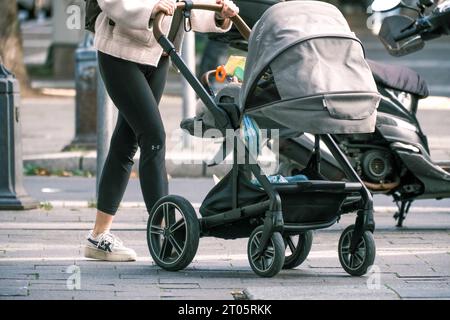 Düsseldorf 04.10.2023 Familie Kleinkind Baby Mutterrolle Vater Alterspyramide Rentenloch Nachwuchs Generationenkonflikt Kindergeld Rentensystem Altersrente Kinderwagen Bürgergeld Elterngeld Ehegattensplitting Kindergrundsicherung Düsseldorf Nordrhein-Westfalen Deutschland *** Duesseldorf 04 10 2023 famille enfant bébé mère rôle père pyramide d'âge pension trou génération conflit allocation pour enfants système de pension de vieillesse pension de transport d'enfant allocation de citoyen allocation de parent conjoint fractionnement enfant sécurité de base Duesseldorf Rhénanie du Nord Westphalie Allemagne Banque D'Images