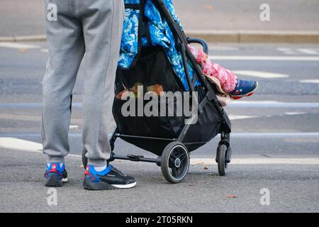 Düsseldorf 04.10.2023 Familie Kleinkind Baby Mutterrolle Vater Alterspyramide Rentenloch Nachwuchs Generationenkonflikt Kindergeld Rentensystem Altersrente Kinderwagen Bürgergeld Elterngeld Ehegattensplitting Kindergrundsicherung Düsseldorf Nordrhein-Westfalen Deutschland *** Duesseldorf 04 10 2023 famille enfant bébé mère rôle père pyramide d'âge pension trou génération conflit allocation pour enfants système de pension de vieillesse pension de transport d'enfant allocation de citoyen allocation de parent conjoint fractionnement enfant sécurité de base Duesseldorf Rhénanie du Nord Westphalie Allemagne Banque D'Images