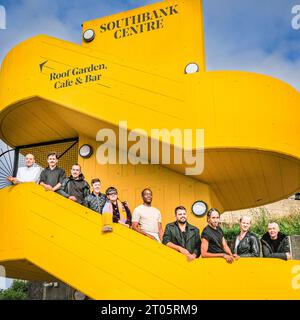 Londres, Royaume-Uni 04 octobre 2023. REMARQUE : UNIQUEMENT POUR UN USAGE ÉDITORIAL. LES PHOTOS NE DOIVENT ÊTRE UTILISÉES QUE DANS LE CADRE DE CET ÉVÉNEMENT ET DE CETTE HISTOIRE ET LA LIGNE DE CRÉDIT FOURNIE DOIT ÊTRE UTILISÉE AVEC LES PHOTOS. AUCUNE PERSONNE NE FERME UPS POUR ÊTRE UTILISÉ DE SEULEMENT MARINA. LIGNE DE CRÉDIT : Marina Abramovic et les artistes arrivent pour ouvrir la reprise de l'Institut Marina Abramovic au Queen Elizabeth Hall du Southbank Centre, le 4-8 octobre (7 événements). LÉGENDE SUPPLÉMENTAIRE (facultatif) : les acteurs avec Marina Abramovic comprennent Paula Garcia, Aleksandar Timotic, Carla Andra, Miles Greenberg, Despina Zacharopoulou, Cassils, Carlos Martiel, Sandra Johns Banque D'Images