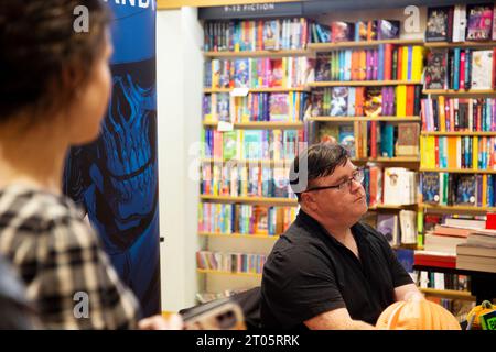 Derek Landy auteur irlandais et scénariste et auteur des livres Skulduggery Pleasant apparaît à Waterstones à Exeter Banque D'Images