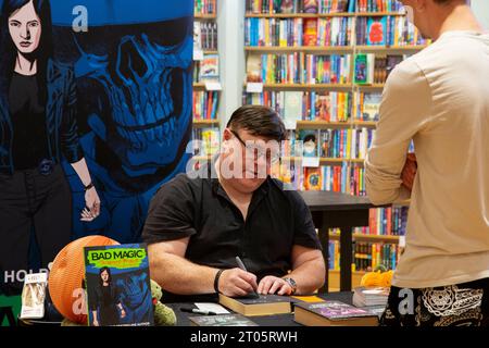 Derek Landy auteur irlandais et scénariste et auteur des livres Skulduggery Pleasant apparaît à Waterstones à Exeter Banque D'Images