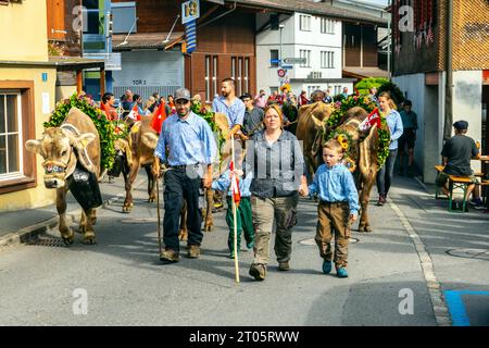 Les villageois vêtus de costumes traditionnels participent fièrement à la parade annuelle de la vache alpine dans le village de Kerns. Kerns est un village du canton d'Obwa Banque D'Images