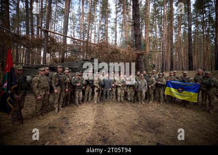 Kupyansk-Lyman, Ukraine. 03 octobre 2023. Le président ukrainien Volodymyr Zelenskyy, au centre, pose devant un char Leopard 2 de fabrication allemande avec la 21e unité de brigade mécanisée séparée lors d'une visite sur les lignes de front dans la région de Kharkiv, le 3 octobre 2023 à Kupyansk-Lyman, en Ukraine. Crédit : Présidence ukrainienne/Bureau de presse présidentiel ukrainien/Alamy Live News Banque D'Images