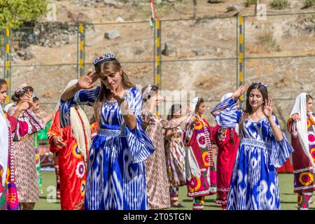 Les filles tadjikes dans des tenues nationales colorées dansent lors de l'événement du jour de l'indépendance du Tadjikistan dans la province du Gorno-Badakhshan. Banque D'Images