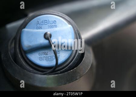 Schoenberg, Allemagne - 30 avril 2023 : vue du bouchon de remplissage du réservoir d'AdBlue d'un camion. Solution d'urée pour brûler la suie et réduire la pollution de l'air Banque D'Images