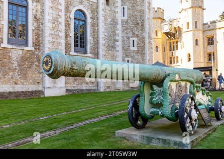 Tower of London Bronze canon de 24 livres commandé par l'ordre de Saint-Jean en 1607 avec canon flamand, décorations héraldiques, Londres, Royaume-Uni Banque D'Images