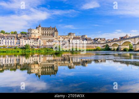 Amboise, France. La ville fortifiée et le château d'Amboise se reflètent dans la Loire. Banque D'Images