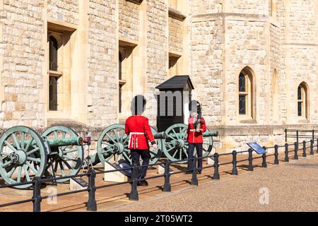 Tour de Londres gardes gallois en service et protégeant la maison de bijoux septembre 2023 temps de canicule à Londres, uniforme cérémonial complet, Angleterre Banque D'Images