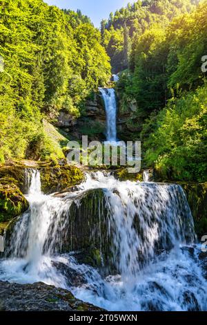 Cascades de Giessbach dans l'Oberland bernois, Suisse. La chute d'eau de Giessbach s'écoule vers le lac de Brienz à Interlaken en Suisse. Chutes Giessbach sur le lac Banque D'Images