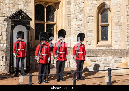 Tour de Londres, gardes galloises relève de la garde à l'extérieur de la caserne de Waterloo, supervisée par le sergent responsable, Londres, Royaume-Uni, septembre 2023 Banque D'Images