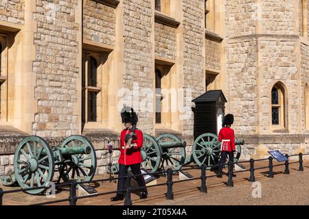 Tour de Londres gardes gallois en service et protégeant la maison de bijoux septembre 2023 temps de canicule à Londres, uniforme cérémonial complet, Angleterre Banque D'Images