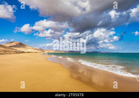 Vue sur la plage de Sotavento avec du sable doré et de l'eau de mer de cristal aux couleurs étonnantes sur la Costa Calma sur l'île des Canaries Fuerteventura, Espagne. Plage P Banque D'Images