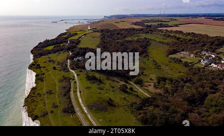 Vue aérienne prise d'un drone volant sur le côté ouest de St Margaret's Bay, regardant vers l'ouest vers l'avant-pays du Sud et le port de Douvres au-delà Banque D'Images