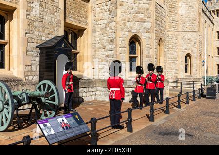 Tour de Londres, gardes galloises relève de la garde devant la Jewel House Waterloo, supervisée par le sergent responsable, Londres, Royaume-Uni, septembre 2023 Banque D'Images