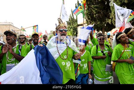 Jérusalem, Israël. 04 octobre 2023. Les pèlerins chrétiens pro-israéliens participent à la Parade annuelle de Jérusalem pendant la fête juive de Soukcot, la fête des Tabernacles, le mercredi 4 octobre 2023, à Jérusalem. Photo de Debbie Hill/ crédit : UPI/Alamy Live News Banque D'Images