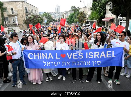 Jérusalem, Israël. 04 octobre 2023. Les pèlerins chrétiens pro-israéliens participent à la Parade annuelle de Jérusalem pendant la fête juive de Soukcot, la fête des Tabernacles, le mercredi 4 octobre 2023, à Jérusalem. Photo de Debbie Hill/ crédit : UPI/Alamy Live News Banque D'Images