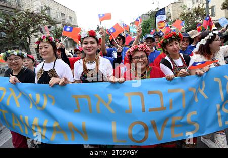 Jérusalem, Israël. 04 octobre 2023. Les pèlerins chrétiens pro-israéliens participent à la Parade annuelle de Jérusalem pendant la fête juive de Soukcot, la fête des Tabernacles, le mercredi 4 octobre 2023, à Jérusalem. Photo de Debbie Hill/ crédit : UPI/Alamy Live News Banque D'Images